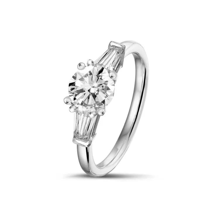 1.00 quilates anillo trilogía en platino con un diamante redondo y baguettes cónicos 