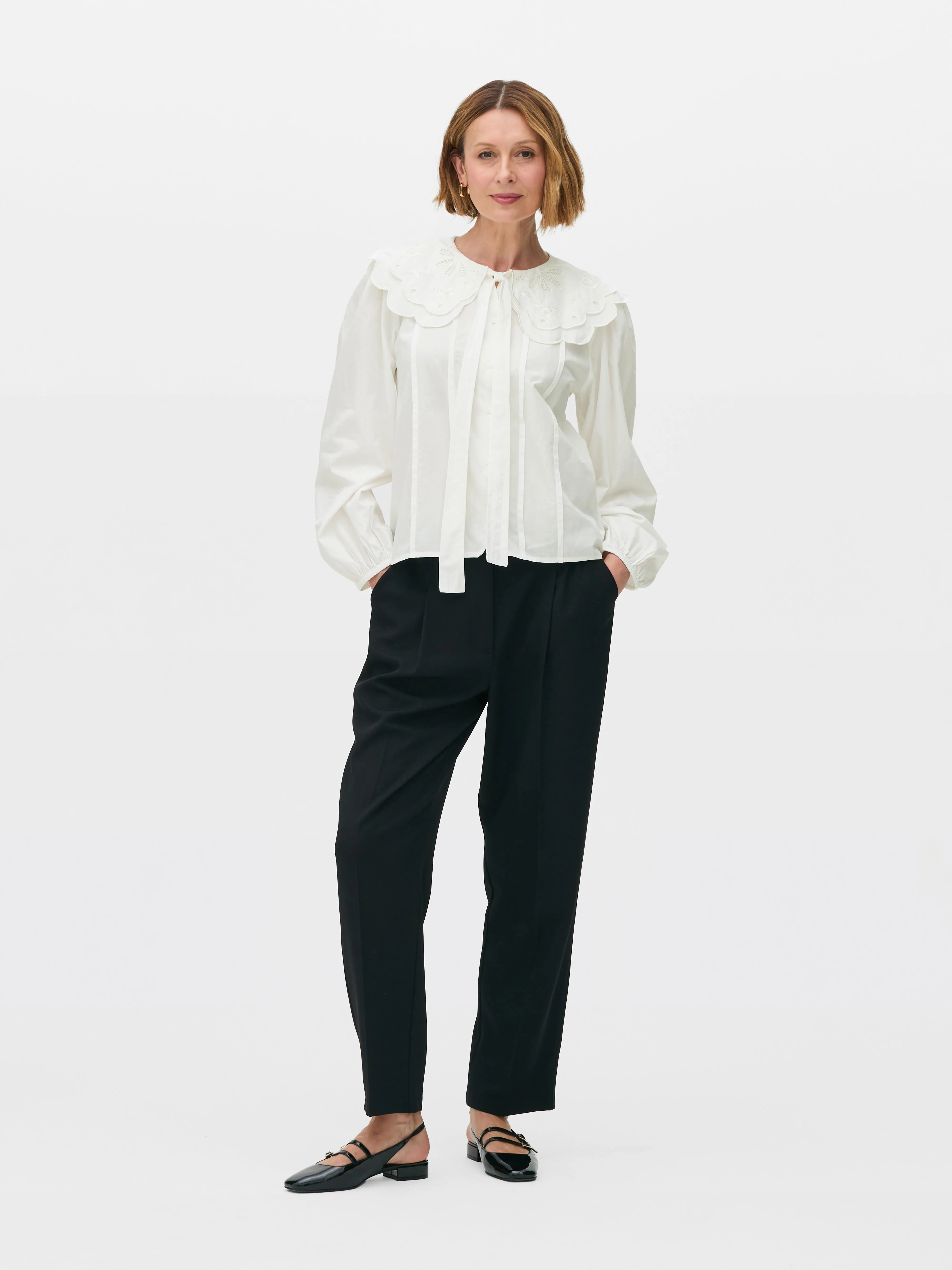 Blusa con diseño recortado y cuello