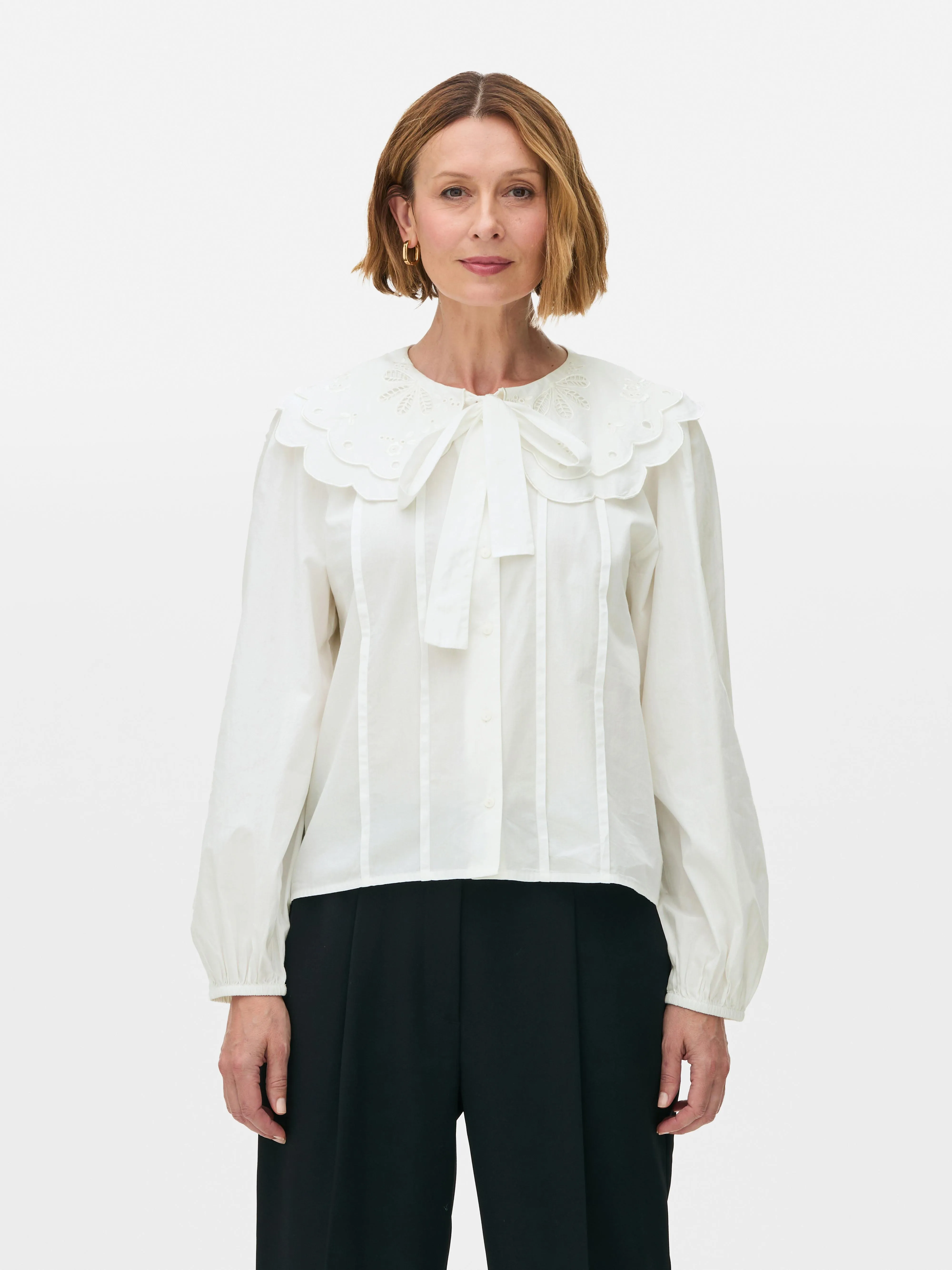 Blusa con diseño recortado y cuello