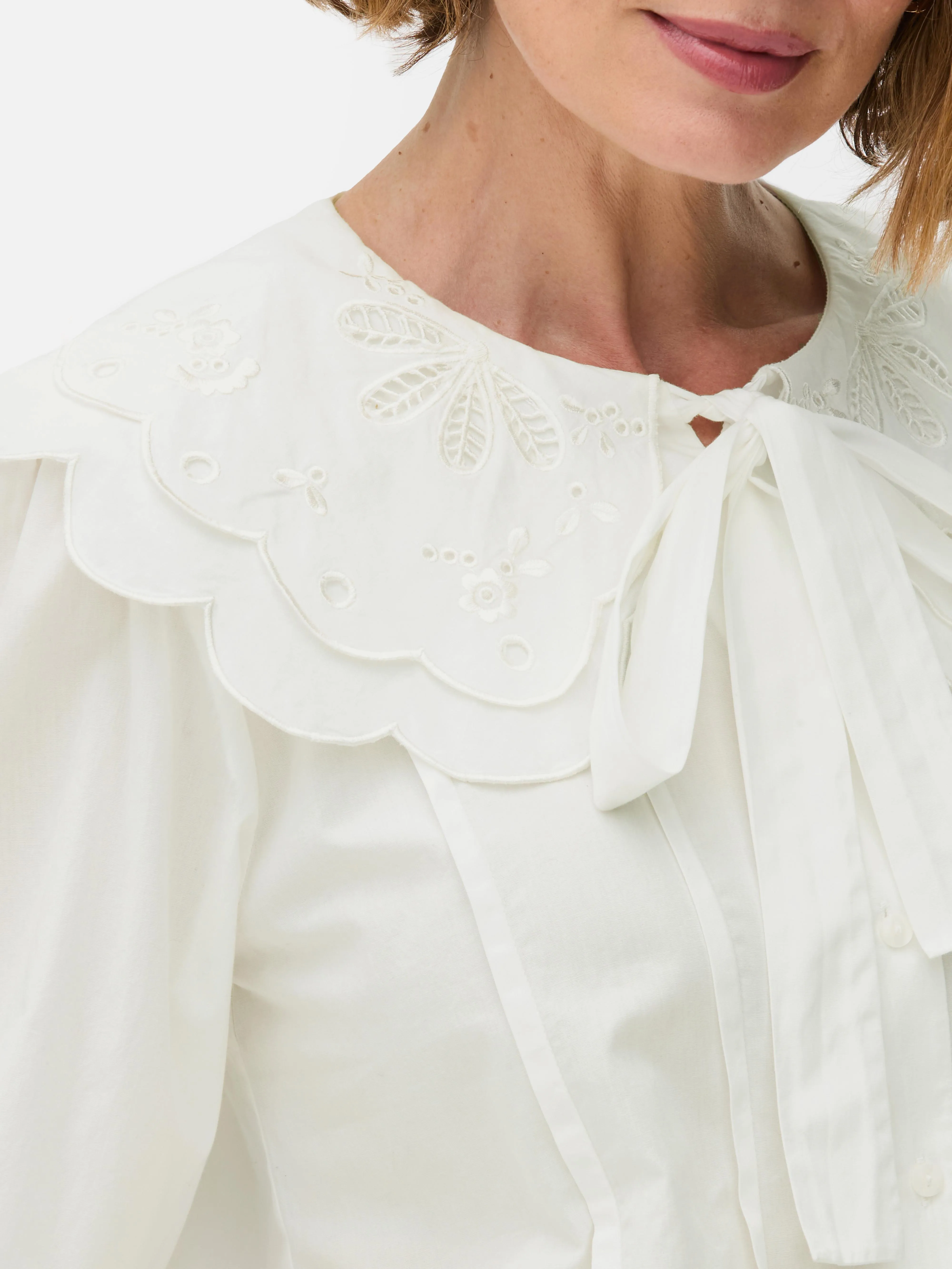 Blusa con diseño recortado y cuello
