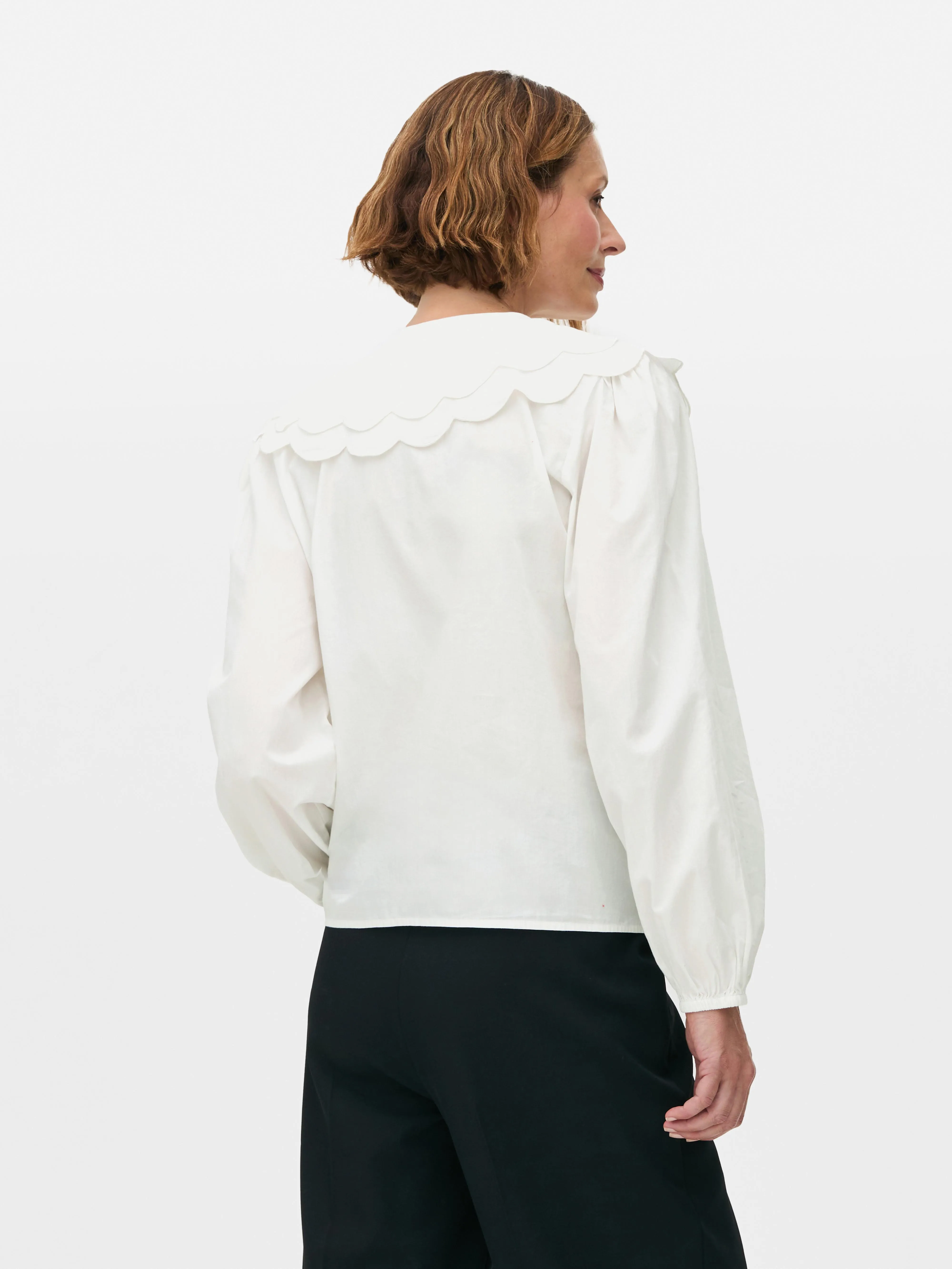 Blusa con diseño recortado y cuello
