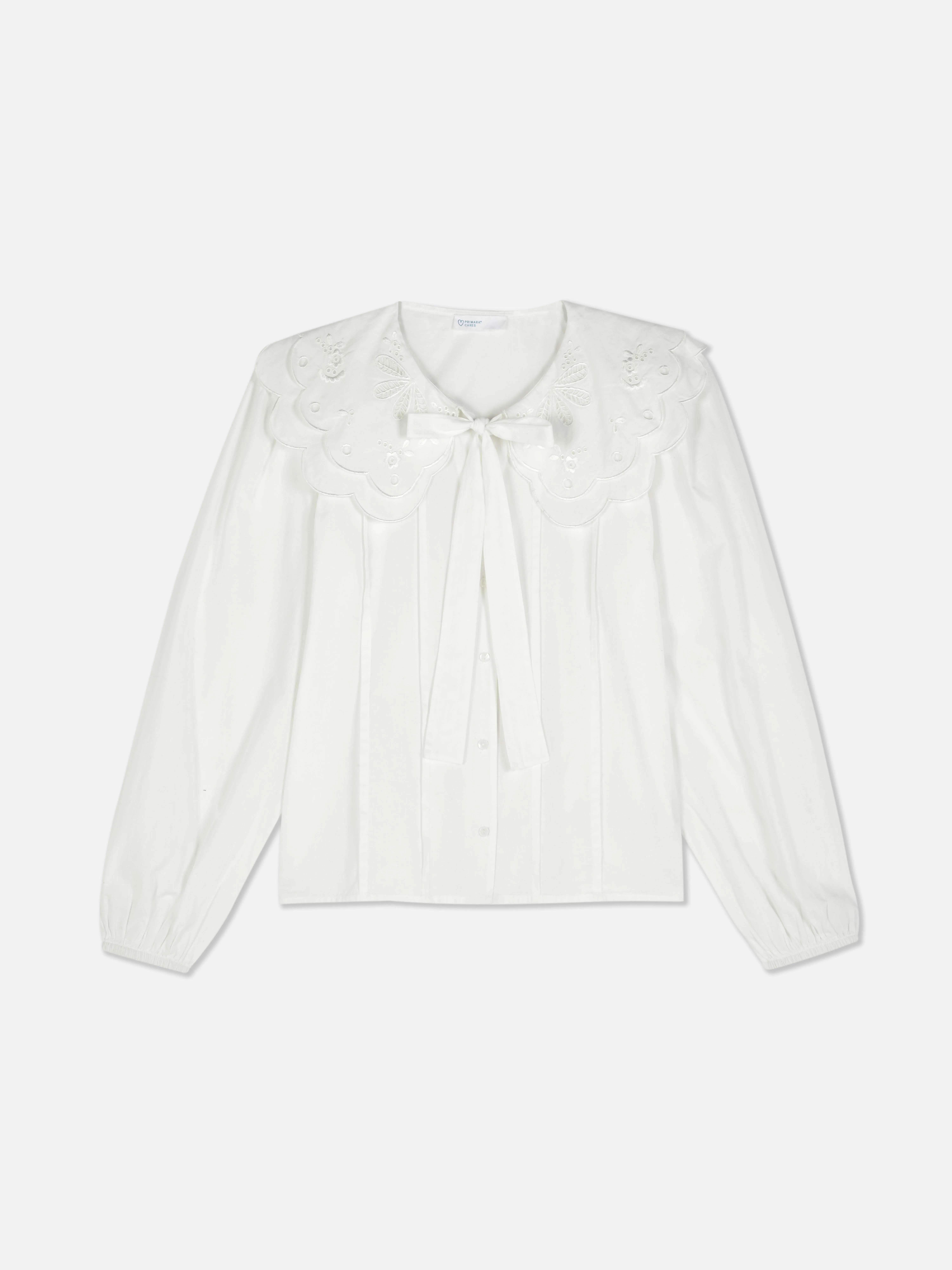 Blusa con diseño recortado y cuello