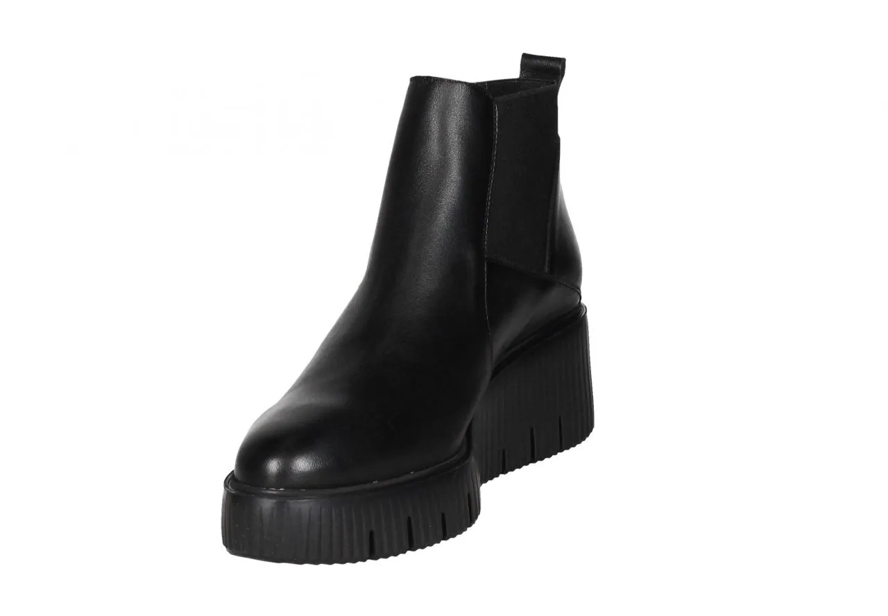 Botin Negro Elasticos Laterales Con Piso Rayado