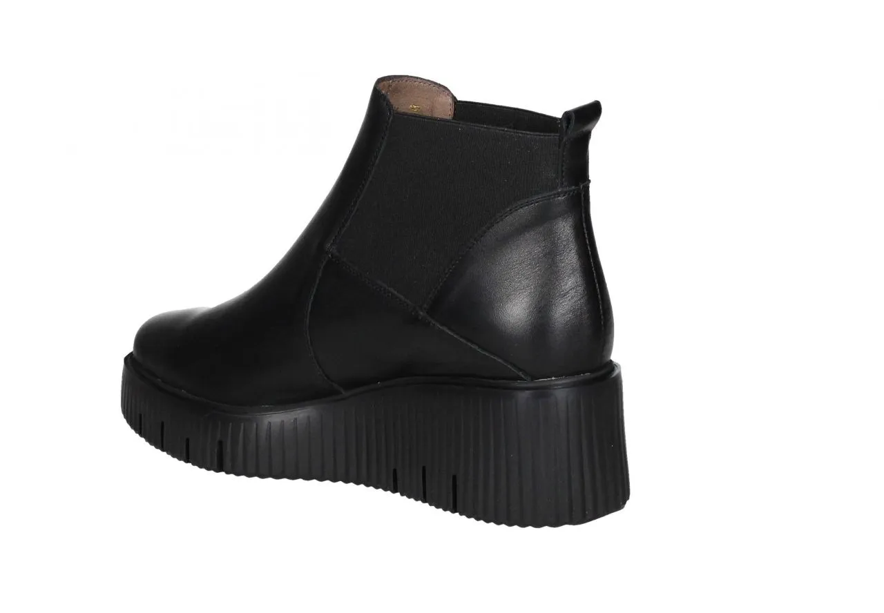 Botin Negro Elasticos Laterales Con Piso Rayado