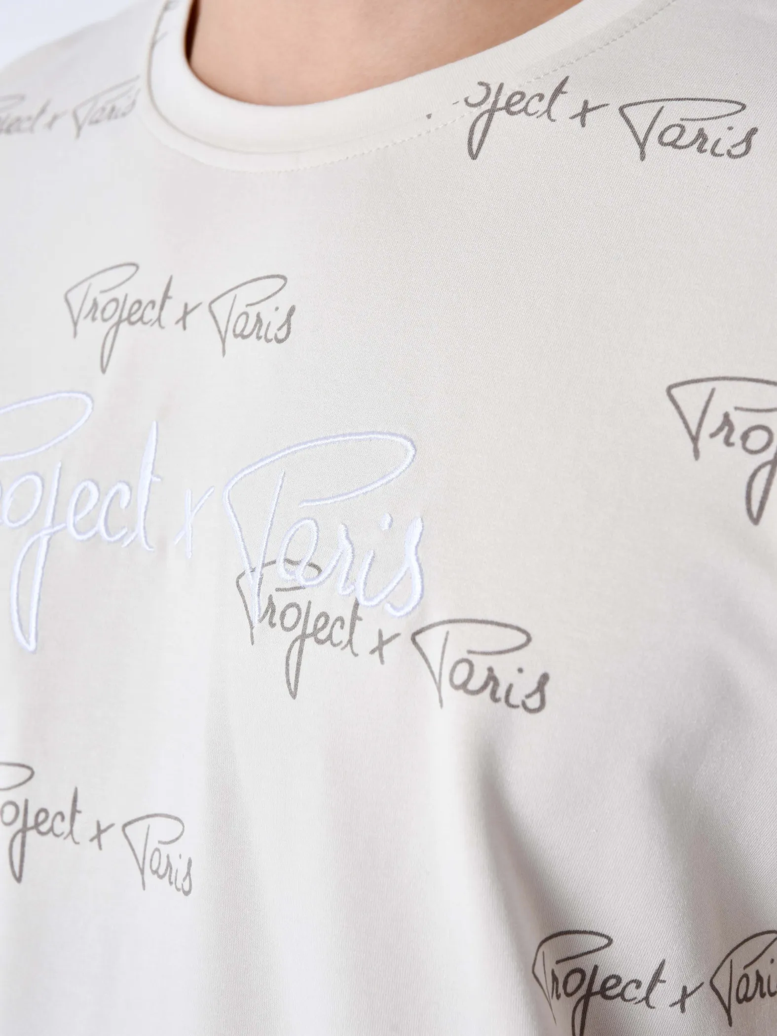 Camiseta con estampado integral de la firma