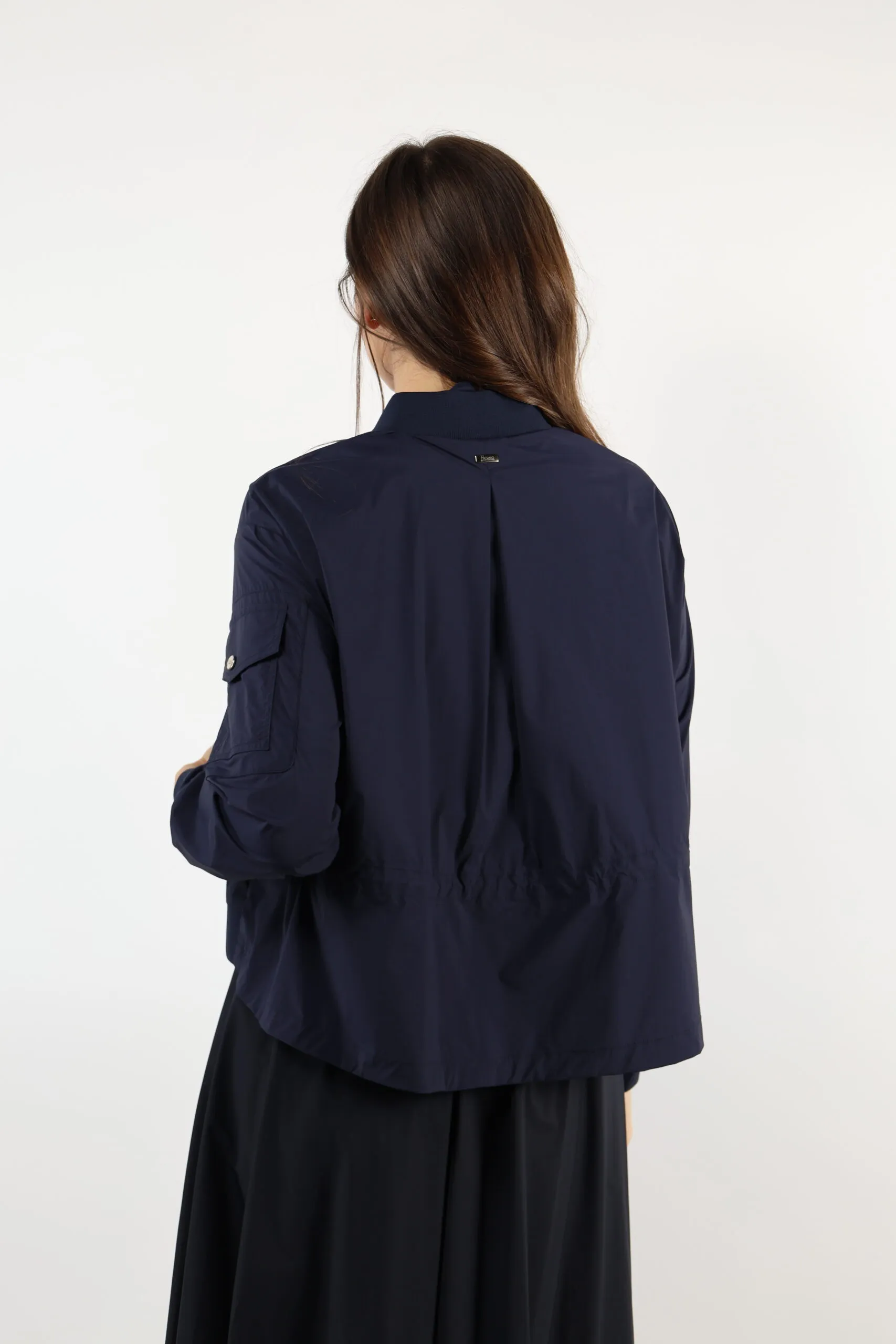 Chaqueta azul tejida con minilogo
