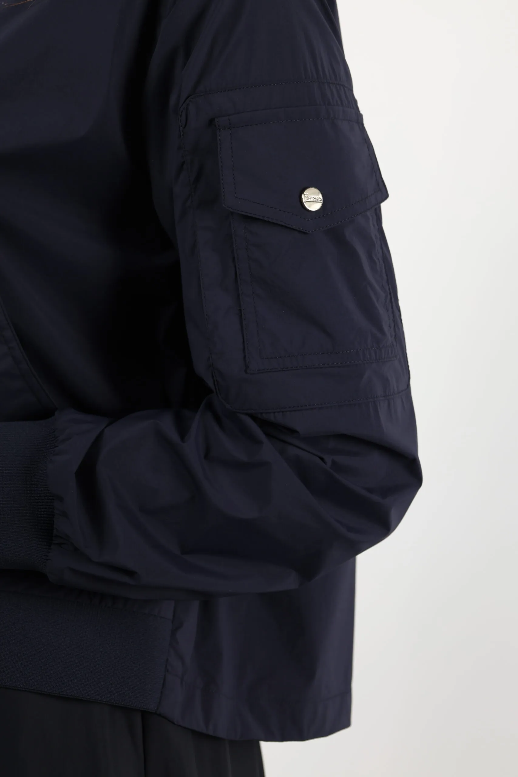 Chaqueta azul tejida con minilogo