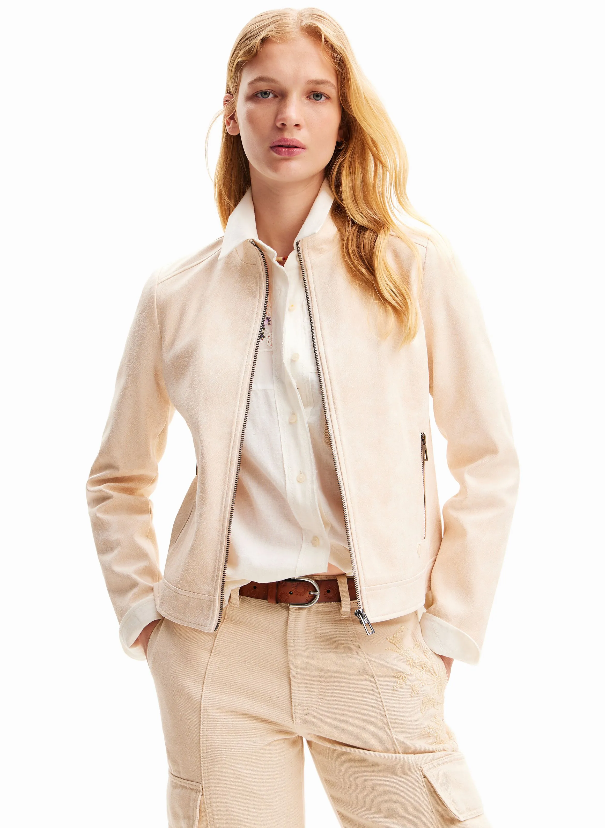 Chaqueta biker ajustada con cuello mao en blanco