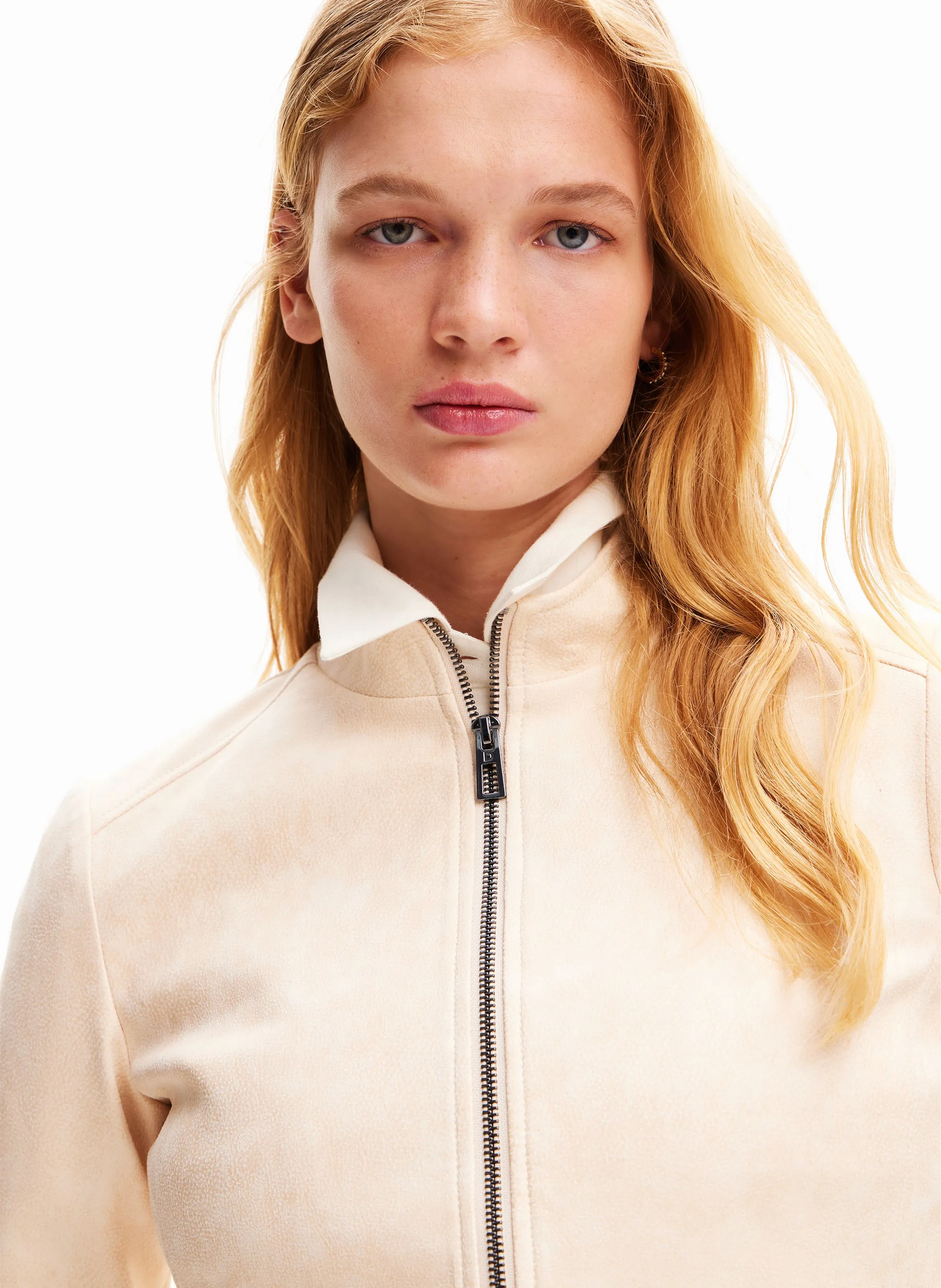 Chaqueta biker ajustada con cuello mao en blanco