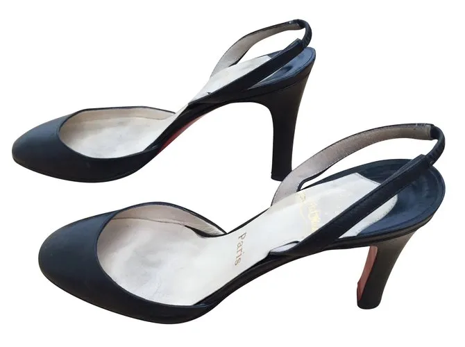 Christian Louboutin Tacones Negro 