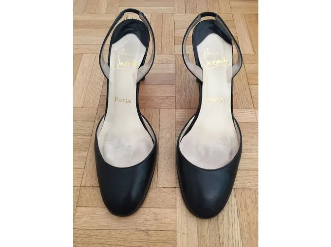 Christian Louboutin Tacones Negro 