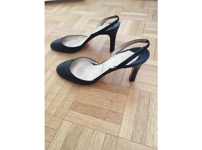 Christian Louboutin Tacones Negro 