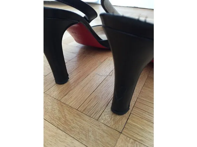 Christian Louboutin Tacones Negro 