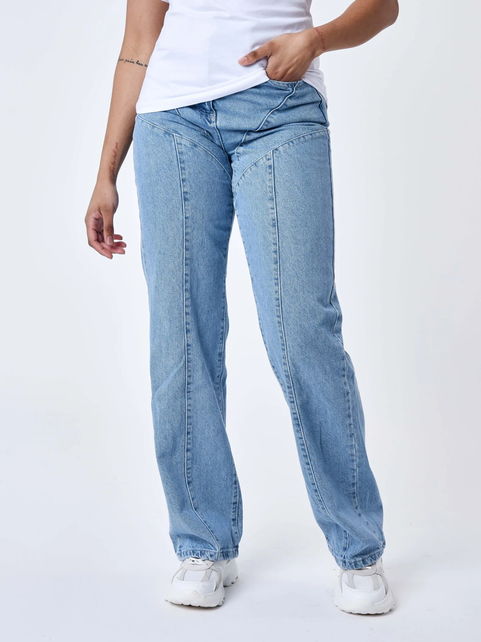 Jeans holgados de varias costuras