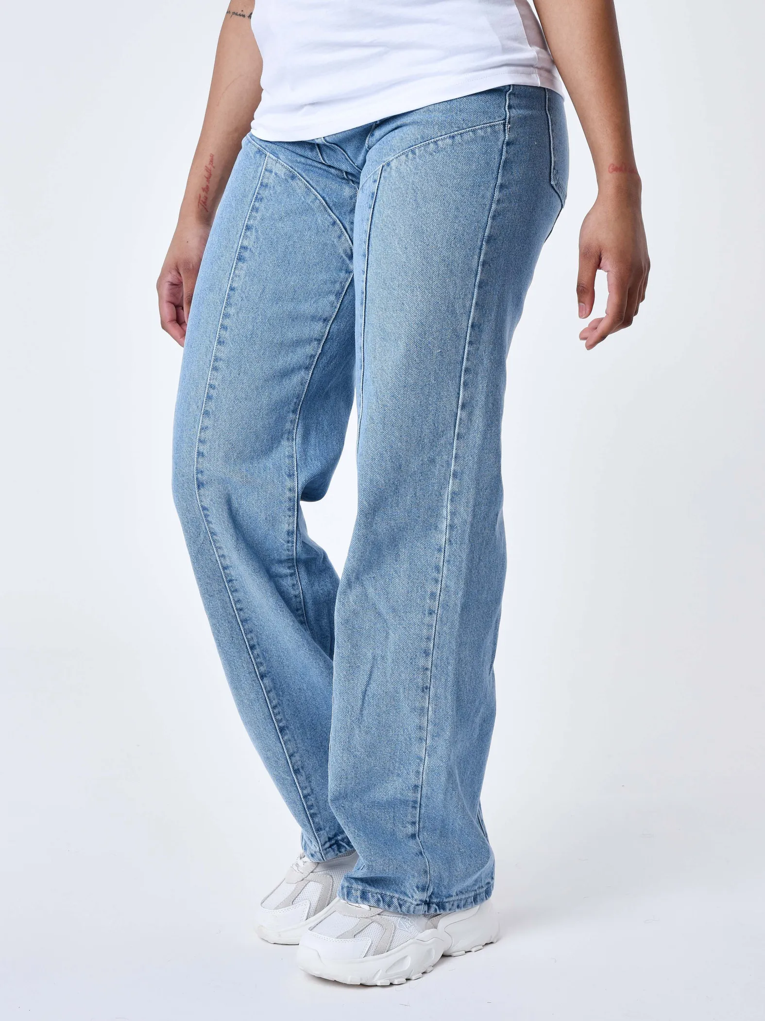 Jeans holgados de varias costuras