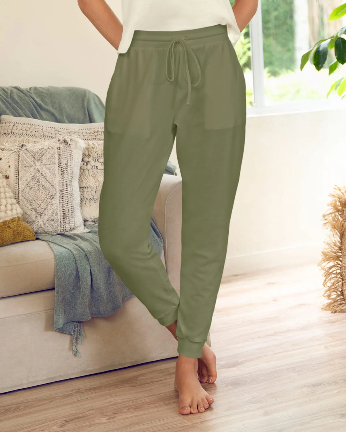 Pantalon tipo jogger con bolsillos funcionales y ruedo en rib