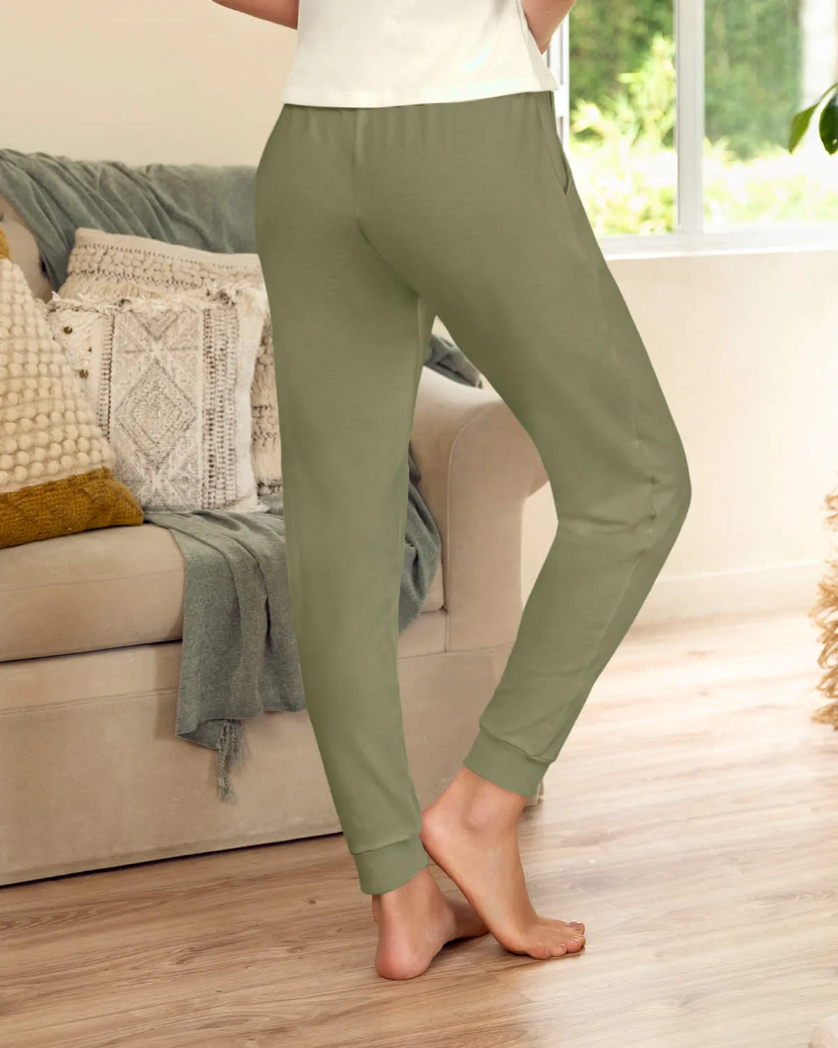 Pantalon tipo jogger con bolsillos funcionales y ruedo en rib