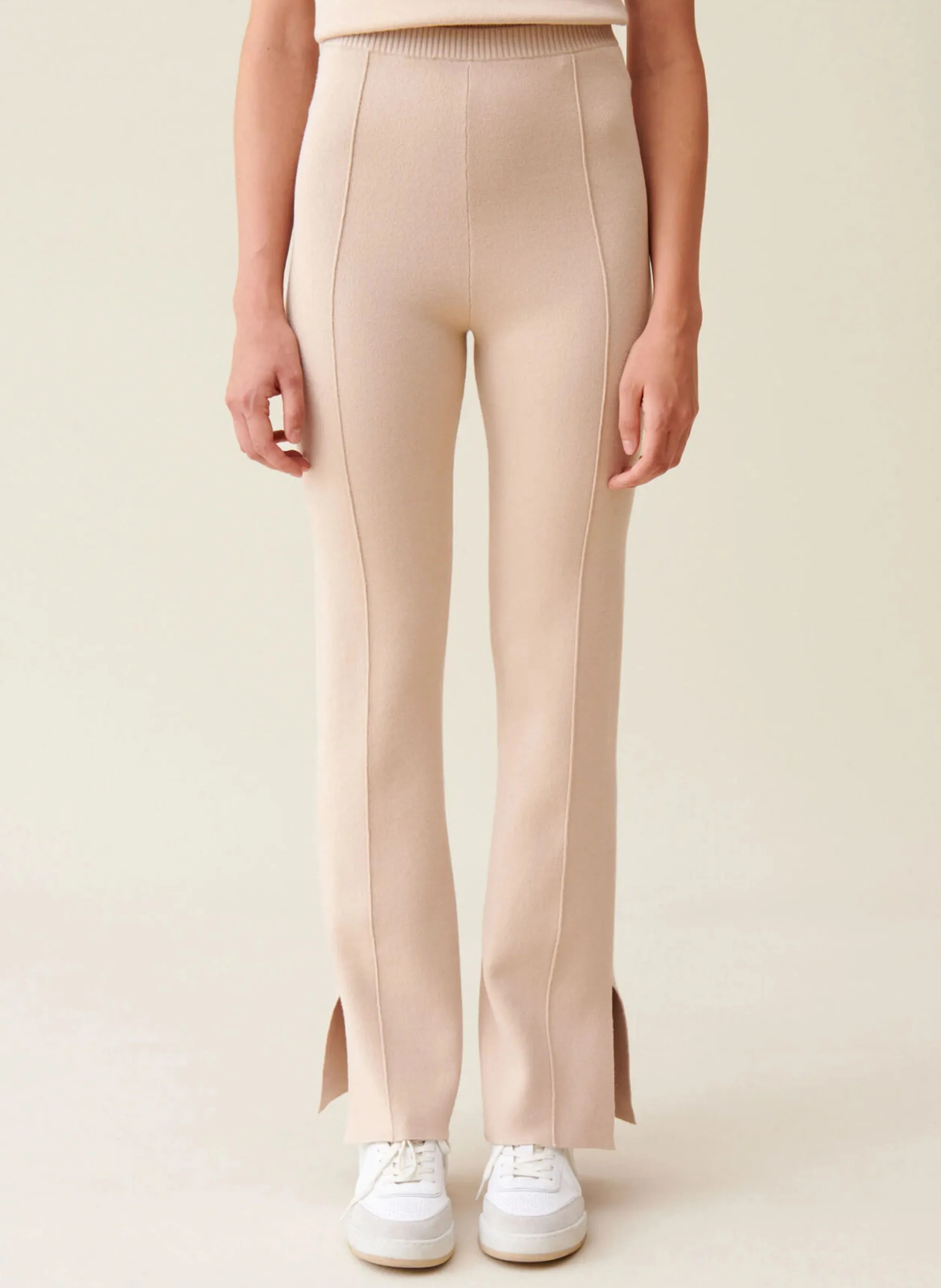 Pantalón recto de mezcla de algodón con pespuntes en beige