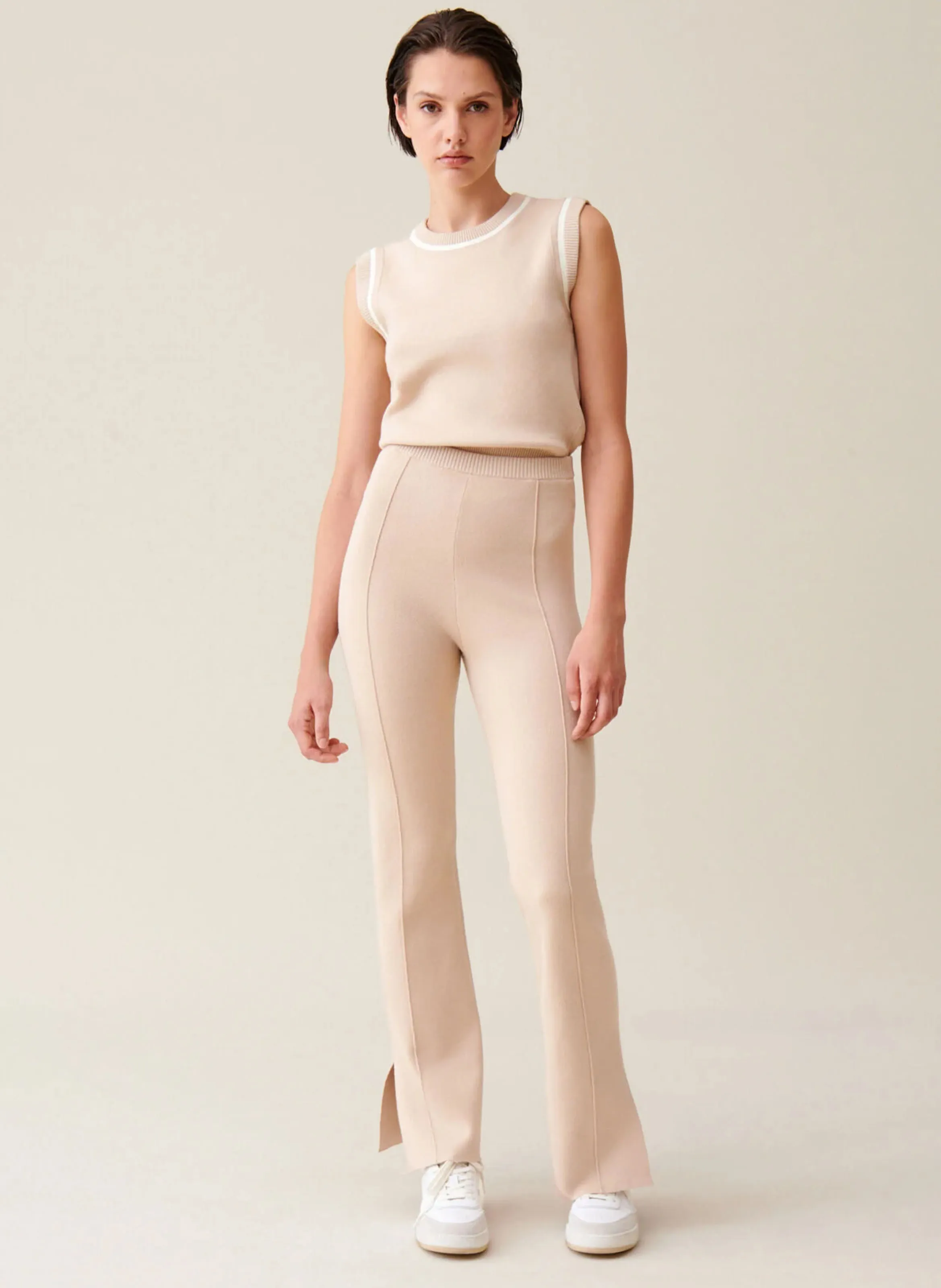 Pantalón recto de mezcla de algodón con pespuntes en beige