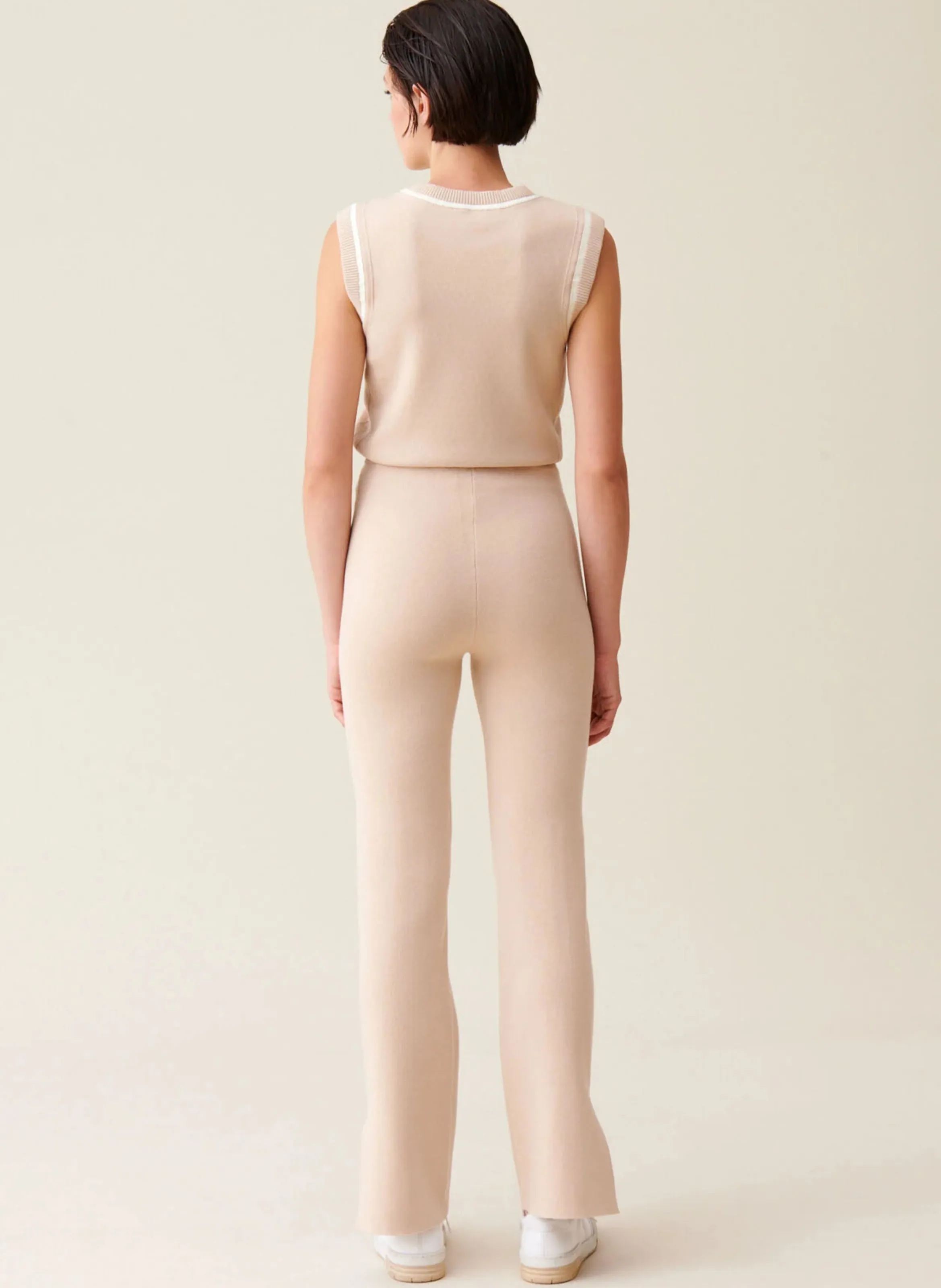 Pantalón recto de mezcla de algodón con pespuntes en beige