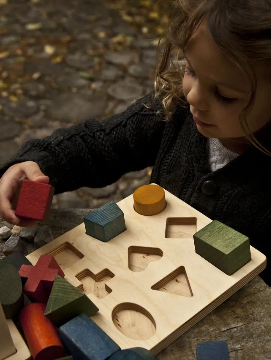 Puzzle geométrico. Encajable de madera con formas