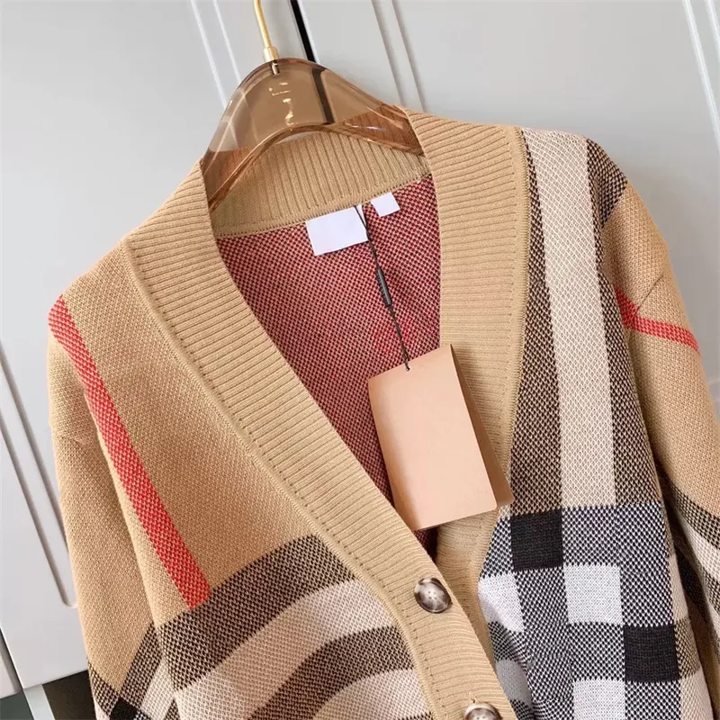 Suéter de mujer de otoño con cuello redondo a la moda a rayas de manga larga para mujer de gama alta cárdigan de Jacquard tejido