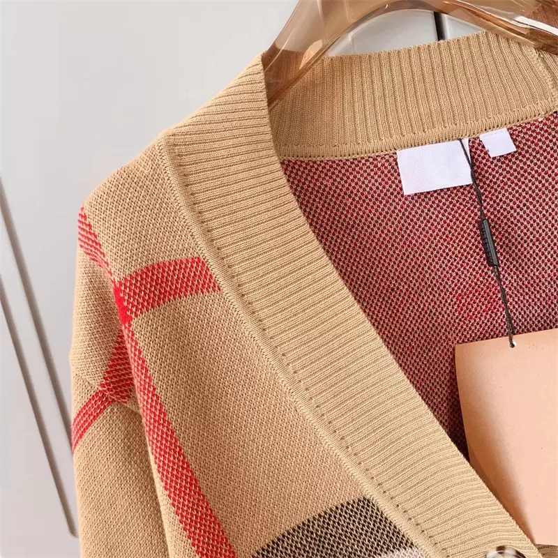 Suéter de mujer de otoño con cuello redondo a la moda a rayas de manga larga para mujer de gama alta cárdigan de Jacquard tejido