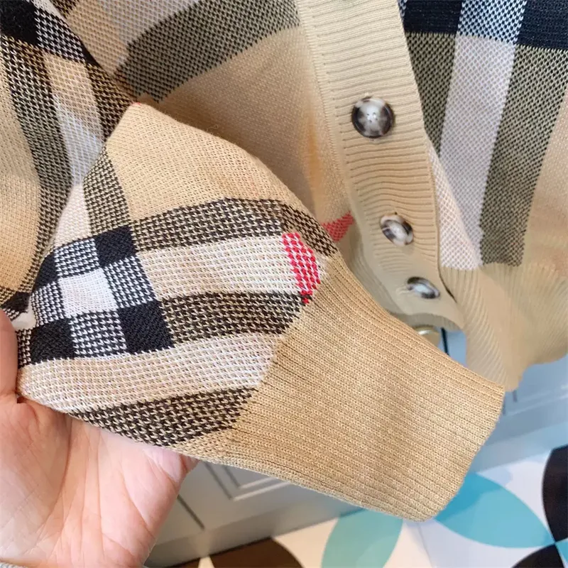 Suéter de mujer de otoño con cuello redondo a la moda a rayas de manga larga para mujer de gama alta cárdigan de Jacquard tejido