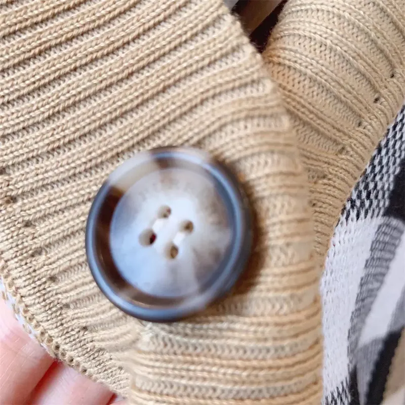 Suéter de mujer de otoño con cuello redondo a la moda a rayas de manga larga para mujer de gama alta cárdigan de Jacquard tejido