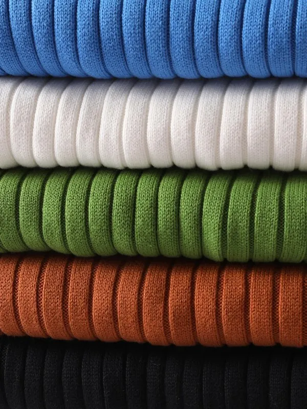 Suéter de punto de canalé con cuello alto para hombre