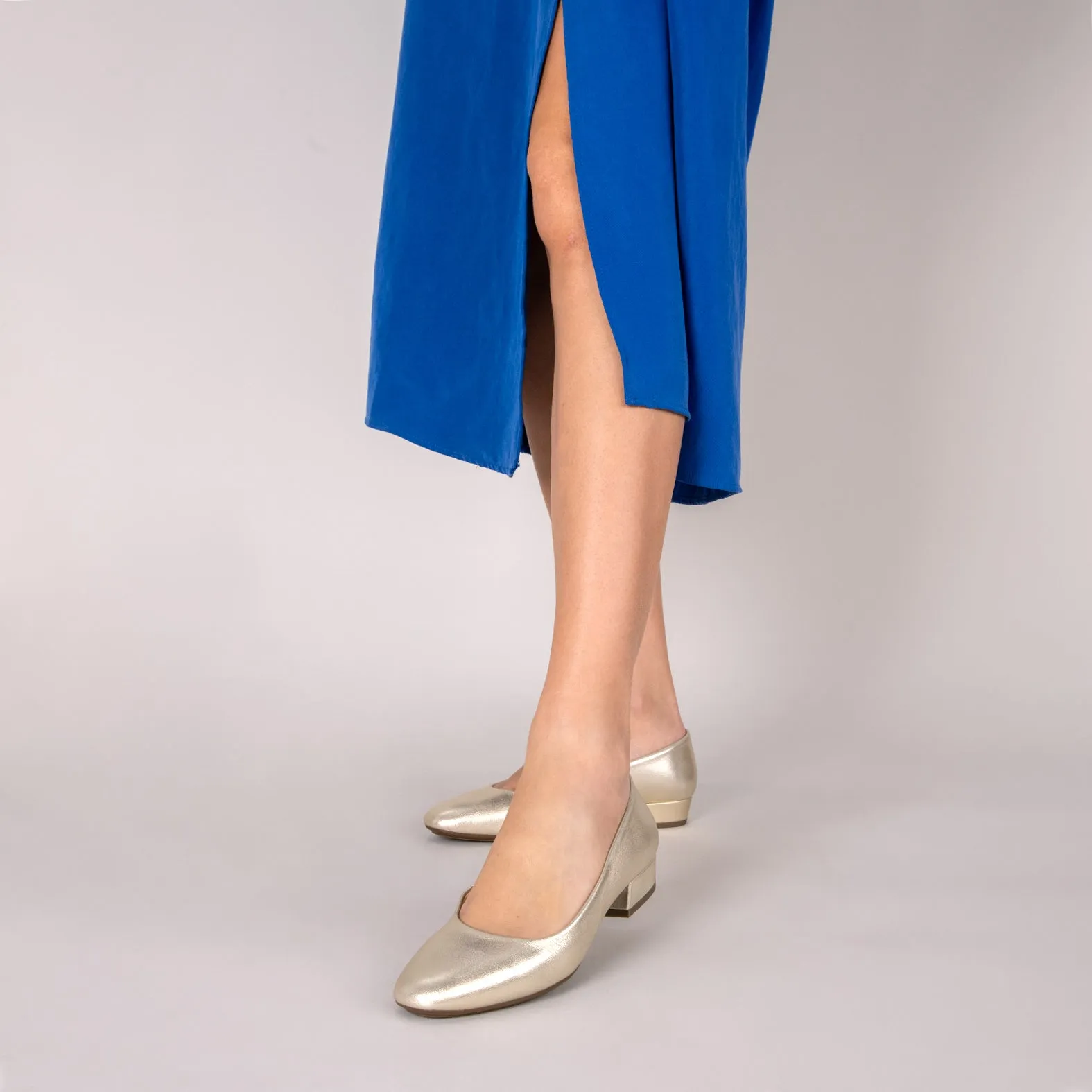 URBAN XS – Zapatos de tacón bajo de napa metalizada PLATINO
