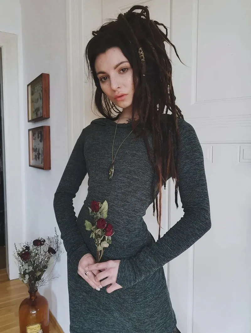 Vestido suéter con capucha 