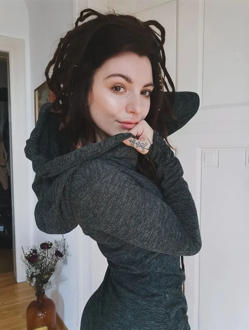Vestido suéter con capucha 