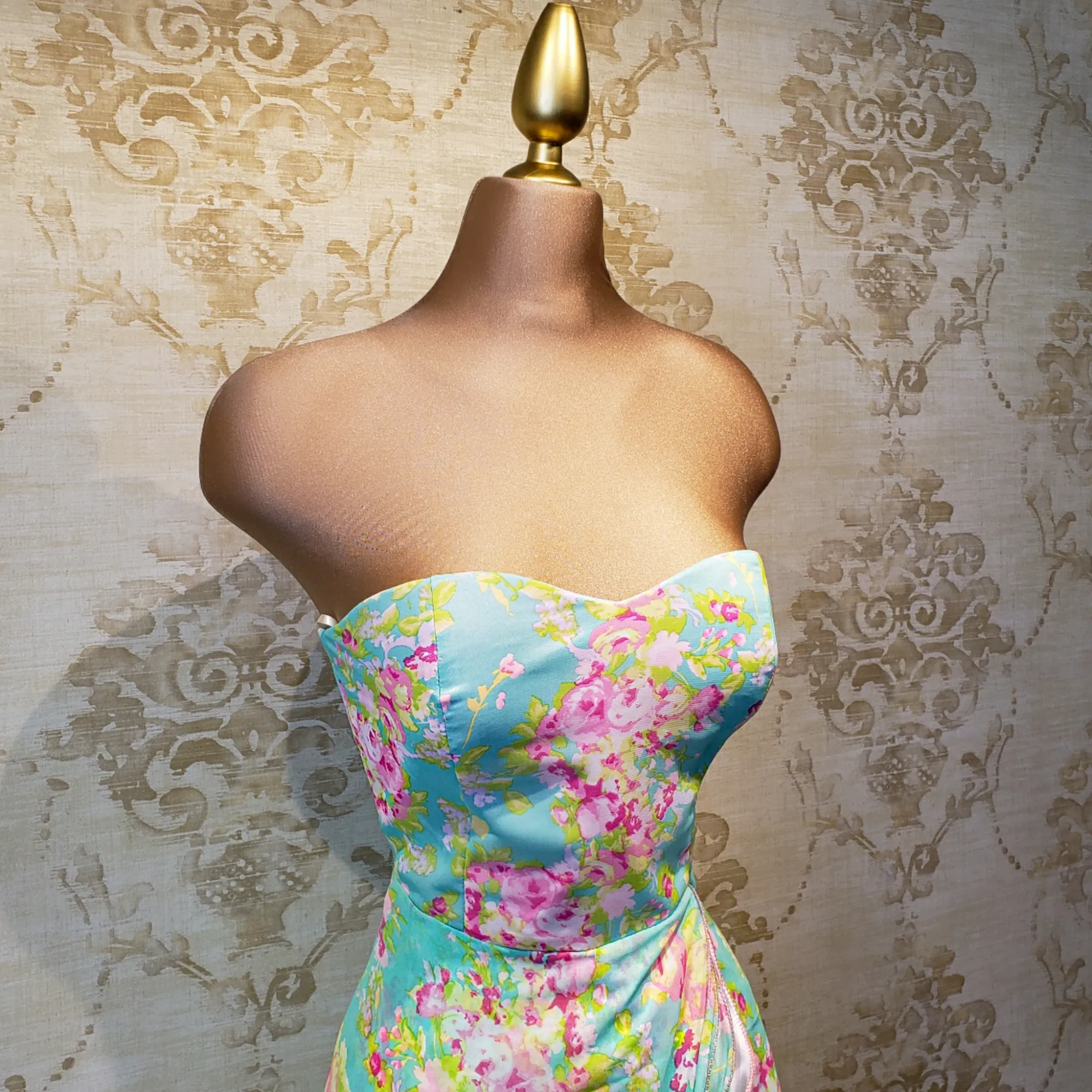 Vestido Verde Menta Largo con Estampado Rosa