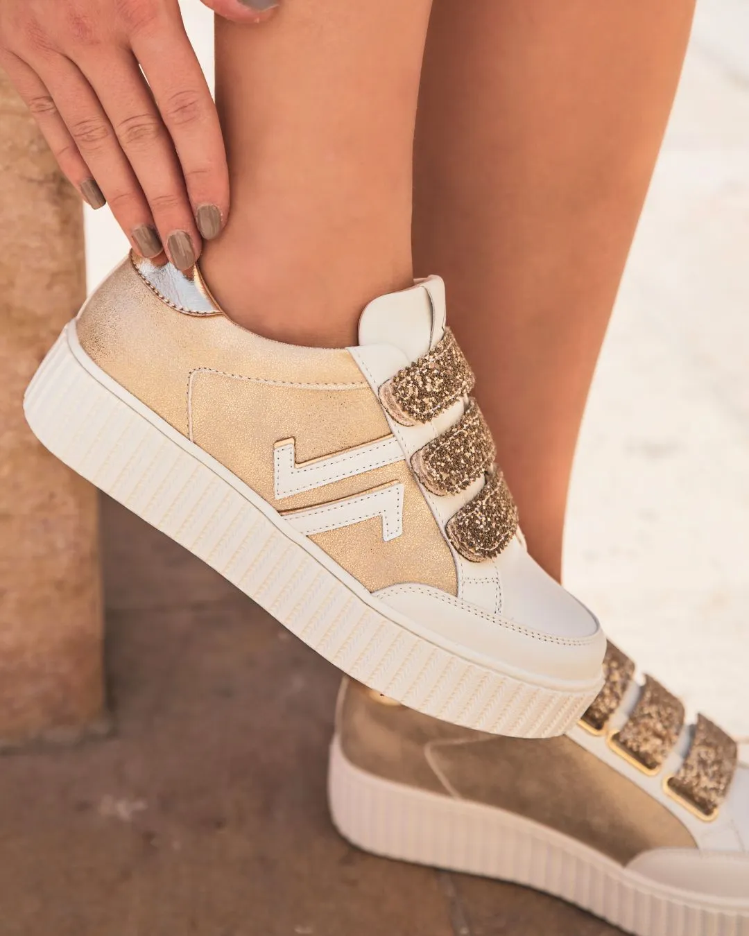 ZAPATILLAS DE MUJER DORADAS CON PEDRERíA Y CIERRE DE VELCRO  CLE03 GOLD