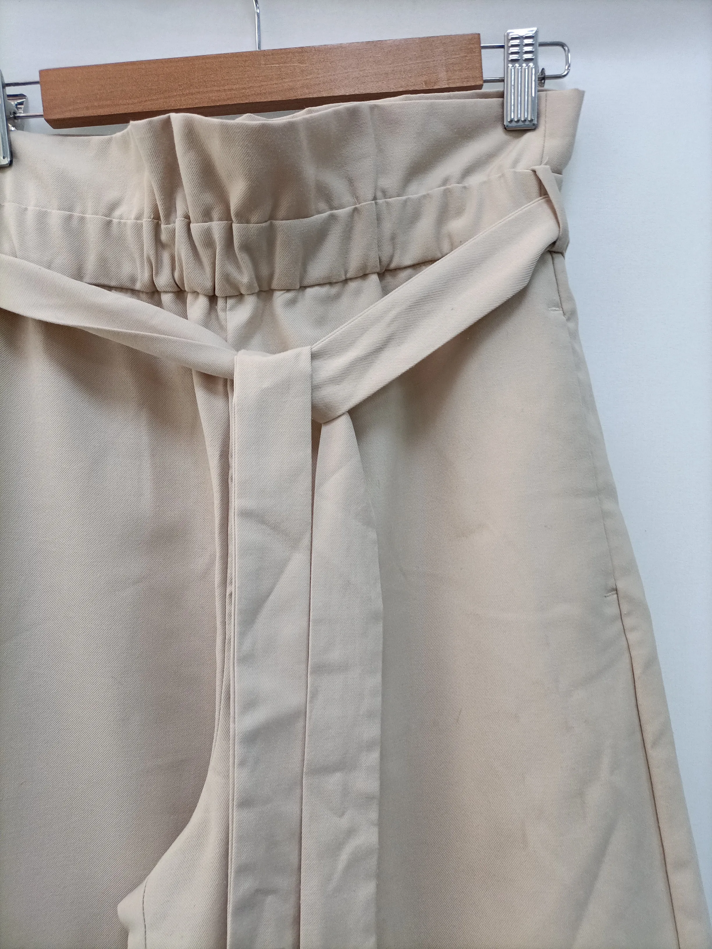 ZARA. Pantalón beige culotte T.s