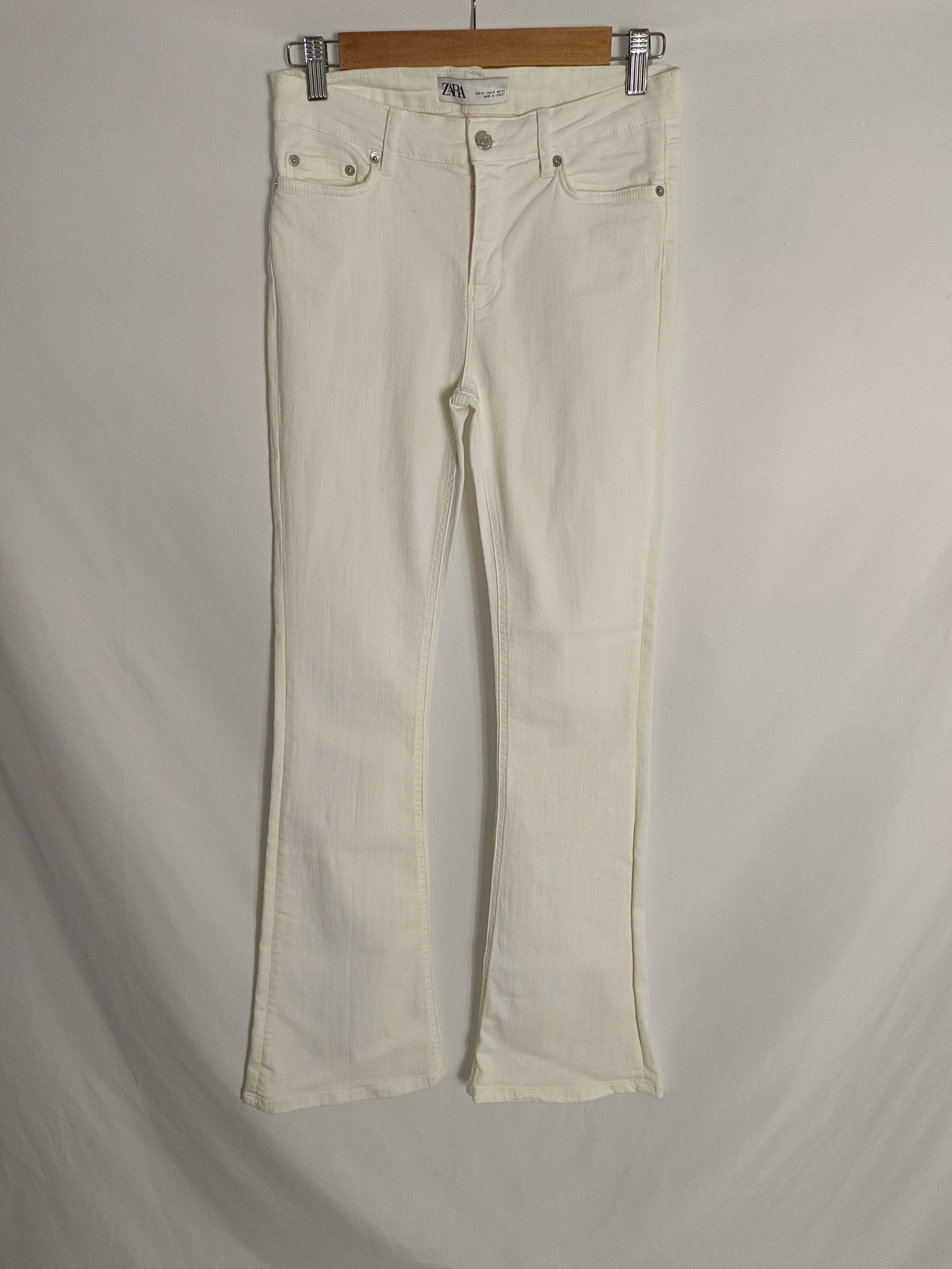 ZARA. Pantalón denim blanco campana T.34