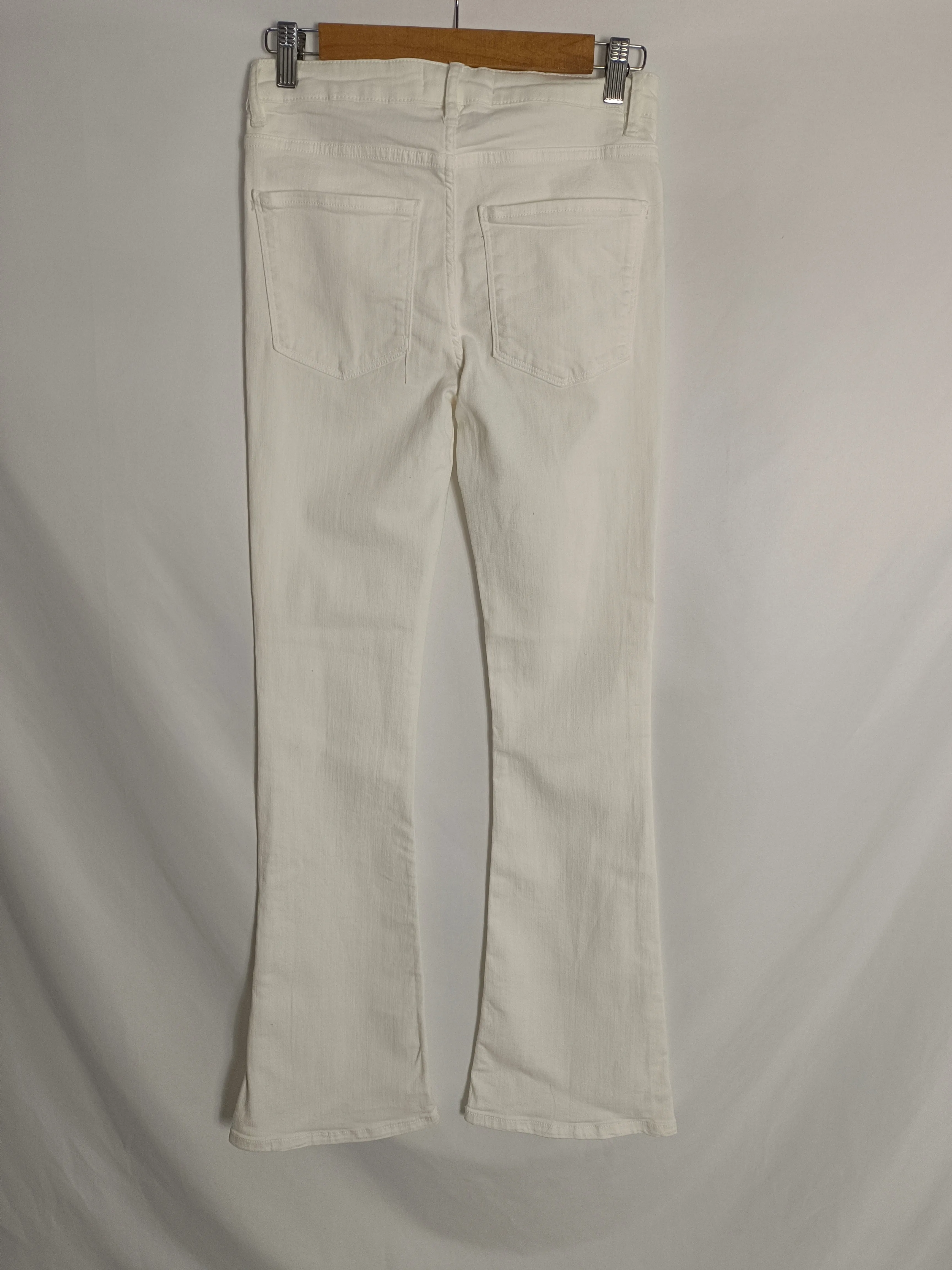 ZARA. Pantalón denim blanco campana T.34